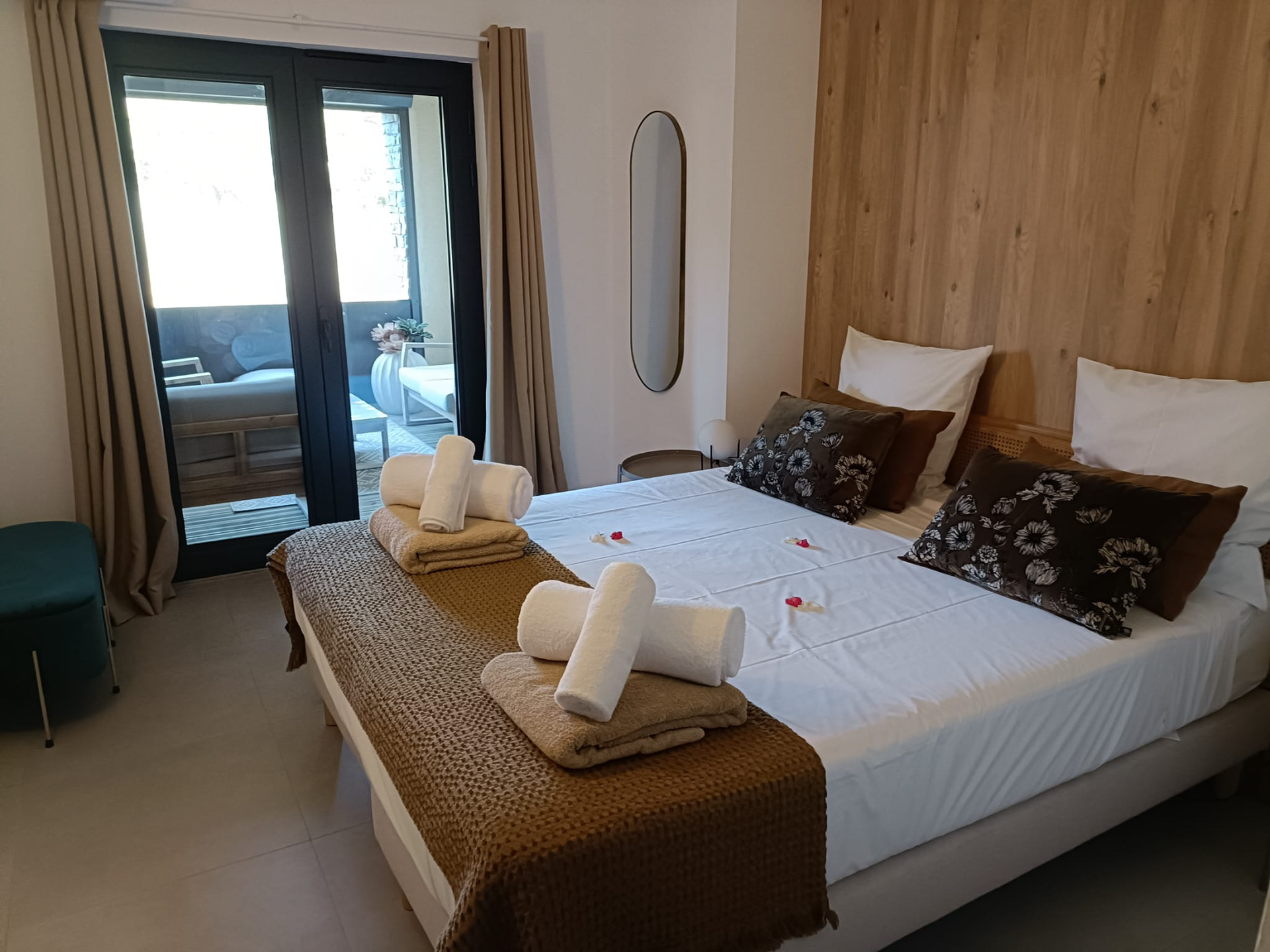 Chambre climatisée ouverte sur la terrasse