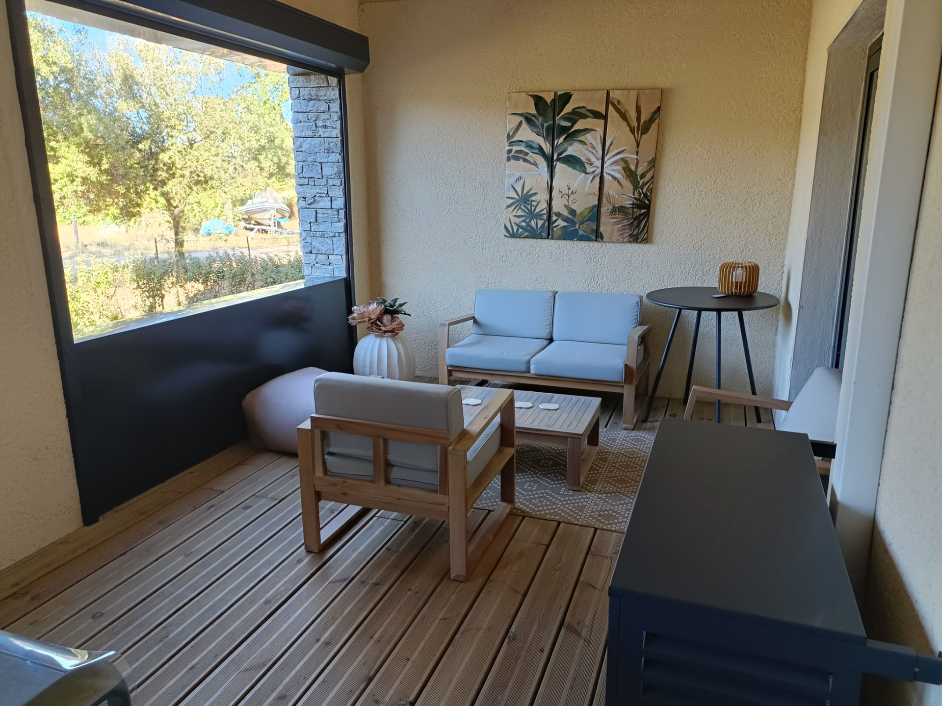 Une grande terrasse couverte